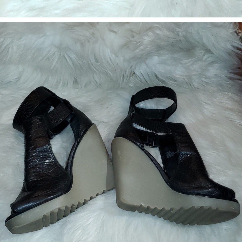 Bcbgmaxazria finley leather wedges